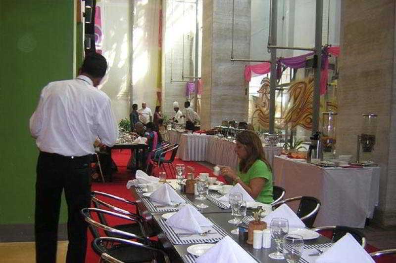 Vits Hotel Pune Restoran gambar